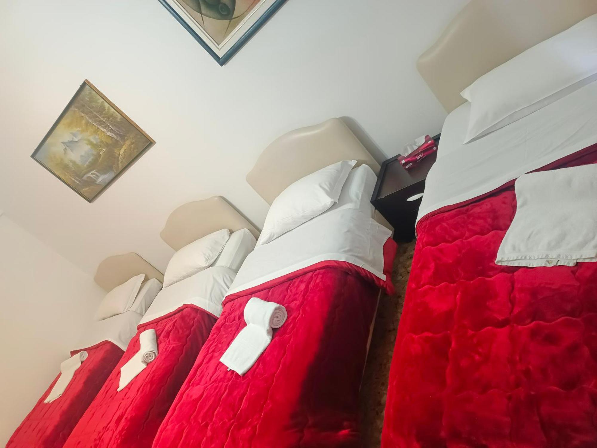 Auberge de jeunesse Host Roma Extérieur photo